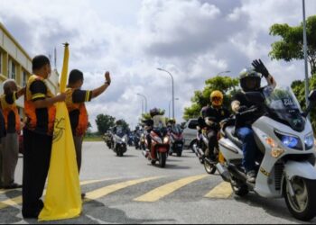 HISHAMUDDIN Abdullah (kiri, depan) melepaskan peserta konvoi Misi Bantuan Banjir Makmur Gold Pantai Timur 2020 di Pasar Raya MG Coop Mart di Indera Sempurna, Kuantan, Pahang hari ini.