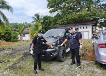 ZULKIFLI Mahmood (kanan) menunjukkan kereta pacuan empat roda dinaiki tonto yang terbabas di Kilometer 36, , Jalan Raya Timur Barat (JRTB), Gerik-Jeli dekat Banding, Gerik, Perak, kelmarin.