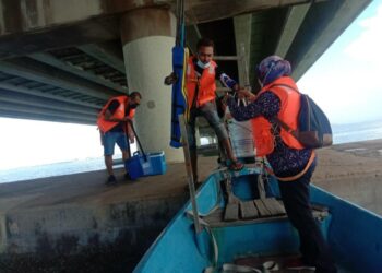 PASANGAN suami isteri, Mohd. Saiful Abdul Halim (tengah) bersama isterinya, Noraini Hashim memilih memancing di tiang bawah Jambatan Pulau Pinang setelah kerajaan membenarkan semula aktiviti rekreasi itu beroperasi bermula hari ini. - UTUSAN/NOOR HASLIZA NUSI