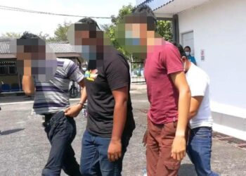 DUA lelaki (kiri dan tengah) direman lima hari bagi membantu  siasatan kes rogol berkumpulan dan menyamar sebagai penjawat awam di Mahkamah Majistret Dungun di Dungun hari ini. -
UTUSAN/ NIK NUR IZZATUL HAZWANI NIK ADNAN