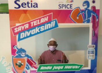 SERAT Awang Hat sewaktu mengambil suntikan vaksin Covid-19 di Pusat Pemberian Vaksin (PPV), Spice Arena, Bayan Lepas, Pulau Pinang.