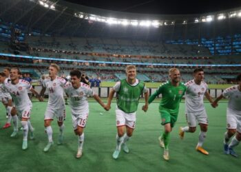 PEMAIN Denmark yang menyarung jersi 'away' warna putih mara ke separuh akhir Euro 2020 selepas menundukkan Republik Czech 2-1 di Stadium Olimpik, Baku. - AFP
