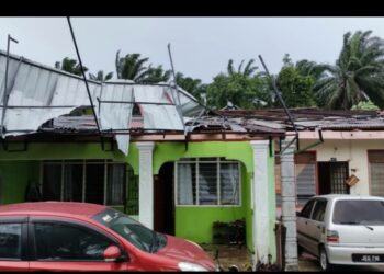 ANTARA rumah penduduk yang rosak dipukul ribut di Padang Setengga, Hulu Terengganu, petang tadi.