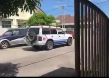 TANGKAP layar hebahan bahaya wabak Covid-19, pematuhan prosedur operasi standard (SOP), menjaga keselamatan diri dan pengambilan vaksin oleh Jabatan Penerangan Pahang (JPP) di sebuah taman perumahan bandar Kuala Lipis, Lipis, Pahang.