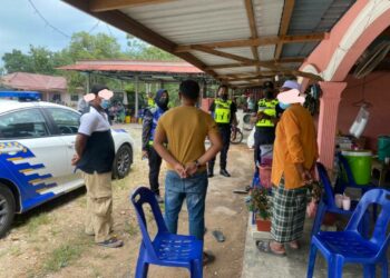 ANGGOTA polis melakukan siasatan di rumah penduduk seorang penduduk yang mengadakan jamuan makan sempena majlis perkahwinan di Kampung Padang, Mukim Gajah Mati di Pokok Sena, Alor Setar, Kedah.