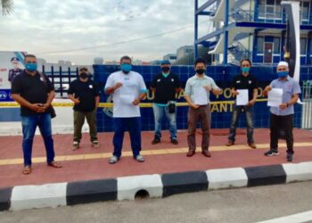 AHMAD Saifullah Razali (dua dari kanan) menunjukkan laporan yang dibuat di IPD Kuantan, Pahang.