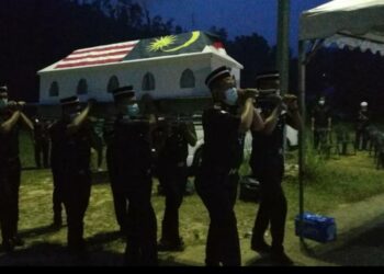 100821-trg-kebumi-konstabel




JENAZAH Konstabel Mohd. Muradzi Mohd. Nawi selamat dikebumikan di Tanah Perkuburan Fasa II Bandar Cheneh Baru, di Kemaman, sebentar tadi. - UTUSAN/NIK NUR IZZATUL HAZWANI NIK ADNAN