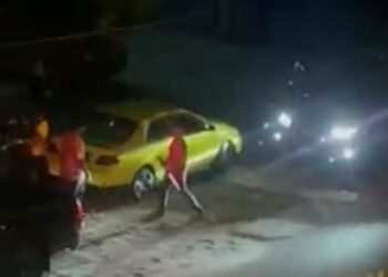 TANGKAP layar video pergaduhan melibatkan sekumpulan lelaki dipercayai menggunakan besi di Balakong.
