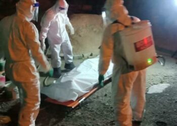 MAYAT seorang lelaki dalam keadaan tergantung di sebatang pokok mangga yang terletak berhampiran sebuah stor di hadapan rumahnya di Kampung Melaka Pindah, Alor Gajah, Melaka diturunkan oleh anggota bomba. - UTUSAN/DIYANATUL ATIQAH ZAKARYA