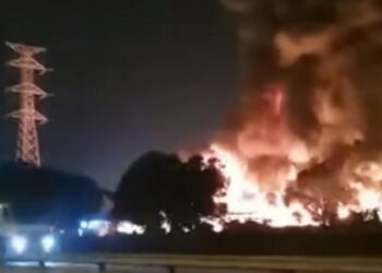 NYALAAN api membakar sebuah premis dipercayai kilang plastik di Kawasan Perindustrian Bandar Sultan Suleiman, Pelabuhan Klang di Klang, Selangor, hari ini.