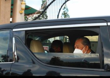 MUHYIDDIN Yassin ketika tiba di Bangunan Perdana Putra, Putrajaya.- UTUSAN/FAISOL MUSTAFA