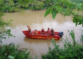OPERASI mencari mangsa lemas setelah terjatuh di Jambatan Malim Nawar Batu, Jalan Tanjung Tualang dekat Batu Gajah, Perak, semalam. - IHSAN JBPM