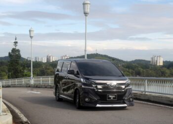 KENDERAAN yang membawa Khairy Jamaluddin tiba di Bangunan Perdana Putra bagi mesyuarat khas Kabinet.- UTUSAN/FAISOL MUSTAFA