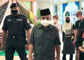 PELITUP muka dipakai Tajuddin Rahman yang dikatakan bernilai RM1,699. - INSTAGRAM TAJUDDIN RAHMAN