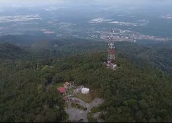 MENARA pemancar penyiaran di puncak Gunung Jerai, Kedah turut memberi liputan siaran sehingga menjangkaui wilayah selatan Thailand. – MEDIA SOSIAL