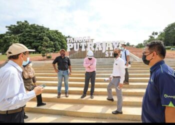 MUHAMMAD AZMI Mohd. Zain (dua dari kanan) meninjau keadaan projek Tangga Putrajaya di Taman Putra Perdana hari ini. – IHSAN PERBADANAN PUTRAJAYA 