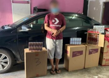 SUSPEK lelaki yang ditahan bersama 1,661 karton rokok seludup bersama kenderaan yang nilai keseluruhan mencecah RM360,098 di Taman Pontian Jaya, Pontian, di Johor.