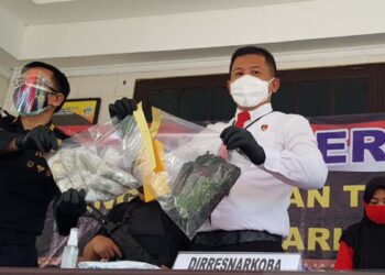 PASUKAN Polis Narkotik Jawa Tengah menunjukkan dadah jenis methamphetamine yang dikirim dari Malaysia ke Madura.-ANTARA