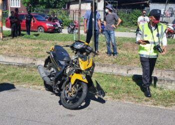 KEADAAN motosikal Mohd. Helmi Faizal selepas terlibat dalam kemalangan di Kilometer 122 Jalan Kuala Terengganu-Kuantan, berhampiran Kertih, di Kemaman, Terengganu hari ini.