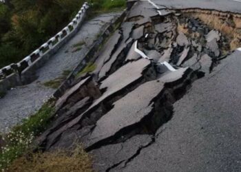 KEADAAN jalan yang runtuh berhampiran R&R Jalan Raya Simpang Pulai - Cameron Highlands semalam. - UTUSAN/MEDIA SOSIAL