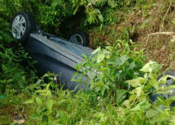 KEADAAN kereta dipandu L. Hemavathi yang terjunam dalam parit di ladang kelapa sawit  di Jalan Maryland  Sungai Kob, Kulim, Kedah,  hari ini.