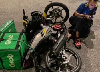 SEORANG penghantar makanan dilanggar sebuah kereta dipandu seorang wanita bersama seorang penumpang yang juga pelawak di Jalan Perniagaan Setia Utama, Johor Bahru.