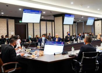 RADZI Jidin ketika menghadiri  Mesyuarat Menteri Kuartet Covid-19 di Parlimen.