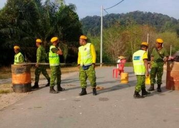 BEBERAPA petugas Rela membuat sekatan di laluan utama dekat Kampung Tementong di Pahang ketika PKPD sejak bulan lepas. – MEDIA SOSIAL