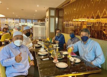 Perkongsian gambar yang dimuat naik  Mohamad Hasan di dalam Facebook beliau semasa pertemuan minum petang bersama dua kepemimpinan tertinggi Pas.