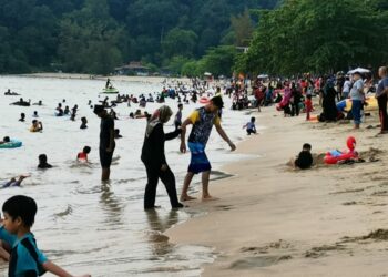 KEADAAN di Pantai Teluk Batik yang penuhi pengunjung yang mandi-manda ketika tinjauan di Lumut, Perak, semalam. - UTUSAN/AIN SAFRE BIDIN