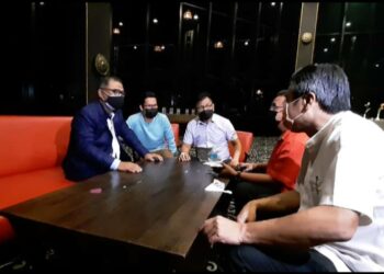 IDRIS Haron (dari kiri), Nor Azman Hassan, Norhizam Hassan Baktee dan Noor Effandi Ahmad sedang berbincang dengan Adly Zahari di Hotel Muzzafar, Ayer Keroh, Melaka. - UTUSAN/AMRAN MULUP