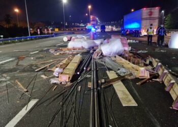 MUATAN besi dari sebuah treler bertaburan dalam kejadian di Kilometer 259.8 Lebuh Raya Utara Selatan (arah Selatan), Seremban, malam tadi.