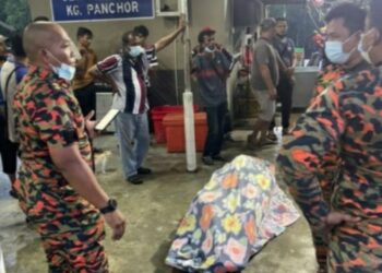 MAYAT nelayan ditemukan setelah terjatuh dari bot ketika mencari kerang di perairan Kuala Panchor, Pantai Remis, Perak, hari ini. - IHSAN JBPM