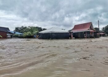 KEADAAN banjir yang hampir menenggelamkan rumah di Sungai Putat, Melaka, baru-baru ini. . - UTUSAN/DIYANATUL ATIQAH ZAKARYA