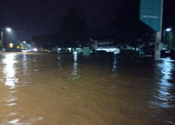 KEADAAN banjir yang berlaku selepas hujan lebat di pekan Yan, Kedah,  malam ini. - MEDIA SOSIAL