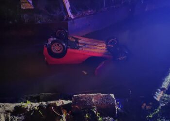 KEADAAN sebuah kereta Perodua Axia yang dinaiki lima individu terbabas ke dalam parit dekat Persiaran Rajawali, Banda Baru Klang di Klang, Selangor hari ini.