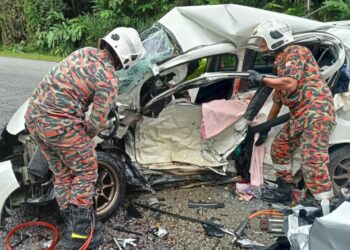 ANGGOTA bomba mengeluarkan mangsa yang tersepit dalam nahas dua kereta di Jalan Gerik-Jeli berhampiran R&R Titiwangsa di Gerik, Perak, hari ini. - IHSAN JBPM