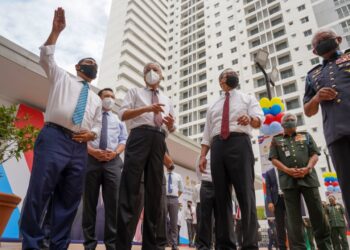 ISMAIL Sabri Yaakob dan Hishammuddin Tun Hussein melihat Rumah Keluarga Malaysia Angkatan Tentera di Taman LTAT Bukit Jalil, Kuala Lumpur. - UTUSAN/SHIDIEQIIN ZON