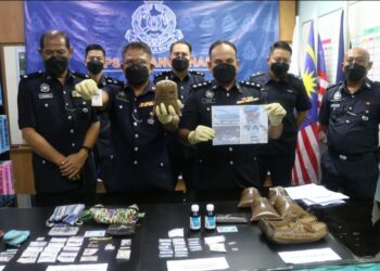 MAZLAN Hassan (depan, dua dari kiri) menunjukkan dadah dan air ketum yang dirampas dalam Op Sarang Khas di IPD di Jerantut, Pahang. - UTUSAN/SALEHUDIN MAT RASAD