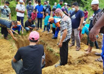 JENAZAH Abdul Rahman Ramli dan Ahmad Asymuni Idris dikebumikan bersebelahan di  Tanah Perkuburan Islam Padang Langgar, Kerunai dekat Gerik, Perak, tengah hari tadi. - UTUSAN/NORLIA RAMLI