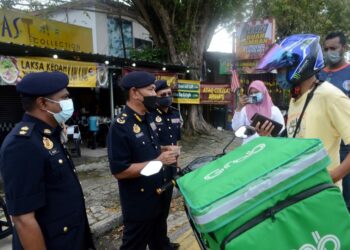 ADENAN Md. Isa ketika meninjau Op Merah melibatkan penunggang motosikal di Butterworth, Pulau Pinang hari ini.