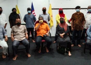 MUSTAFFA Idrus (duduk, tengah) bergambar bersama jawatankuasa Putra Kedah yang meletakkan jawatan beramai-ramai di Sungai Petani hari ini. - UTUSAN/ABD. RAZAK OSMAN