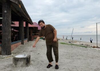 MOHD. Naim Omar menunjukkan singki pencuci tangan separuh tenggelam dengan timbunan pasir melebihi tiga kaki akibat bawaan ombak daripada air laut pasang besar yang berlaku pada awal bulan Oktober lalu dekat restorannya di Jeram, Kuala Selangor, Selangor.