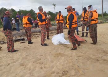 MAYAT nelayan yang dilaporkan hilang di muara Kuala Pahang ditemukan di pantai Tanjung Agas di Pekan, Pahang. -  IHSAN JBPM