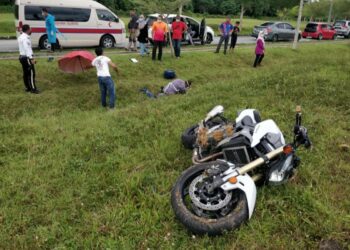 KEADAAN motosikal berkuasa tinggi milik Sohaimi Karim selepas terbabas di susur selekoh kawasan rehat dan rawat (R&R) Ajil di Kilometer 411.2, Lebuhraya Pantai Timur 2 (LPT2) di Hulu Terengganu, hari ini.