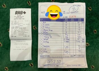 PELANGGAN menunjukkan resit yang mendakwa harga seekor ikan siakap RM1,196 di sebuah restoran di Taman Geoforest Karst Kilim, Langkawi, Kedah.