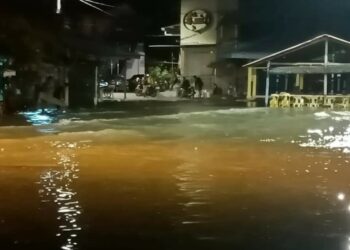 FENOMENA air pasang besar yang berlaku di kawasan perkampungan berdekatan Medan Selera Ikan Bakar Teluk Kumbar, Batu Maung, Pulau Pinang awal pagi ini.