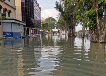 KEADAAN banjir di bandar Teluk Intan, Perak, berikutan air pasang besar pagi ini. - UTUSAN/AIN SAFRE BIDIN