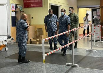 MOHD. Asghar Khan Goriman Khan (tengah) ketika tiba di pekarangan Hospital Seberang Jaya (HSJ), Butteworth, Pulau Pinang awal pagi ini bagi melawat mangsa kemalangan pesawat TUDM Hawk 108 yang terhempas.  - UTUSAN/SITI NUR MAS ERAH AMRAN