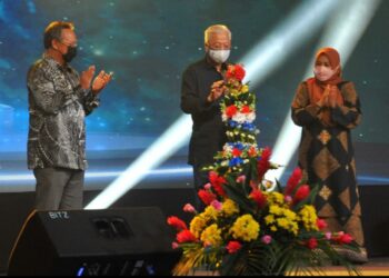 ISMAIL Sabri Yaakob meletakkan bunga di atas sirih junjung sebagai simbolik Malam Kemuncak PABM 2021 Piala Perdana Menteri di UTM, Skudai, Johor Bahru. Turut sama, Hasni Mohammad dan Noraini Ahmad. -UTUSAN/RAJA JAAFAR ALI